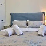 Luxury Gem Overlooking The Church, 150m From דירה *