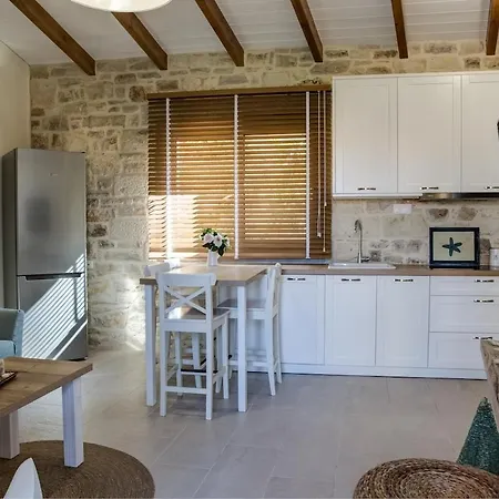 Luxury Gem Overlooking The Church, 150m From Apartment