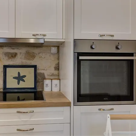 Apartment Luxury Gem Overlooking The Church, 150m From