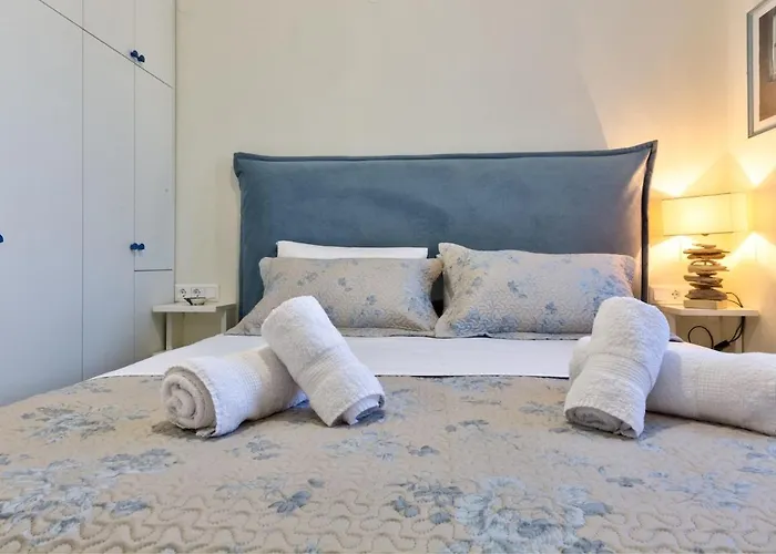 Luxury Gem Overlooking The Church, 150m From Appartement *