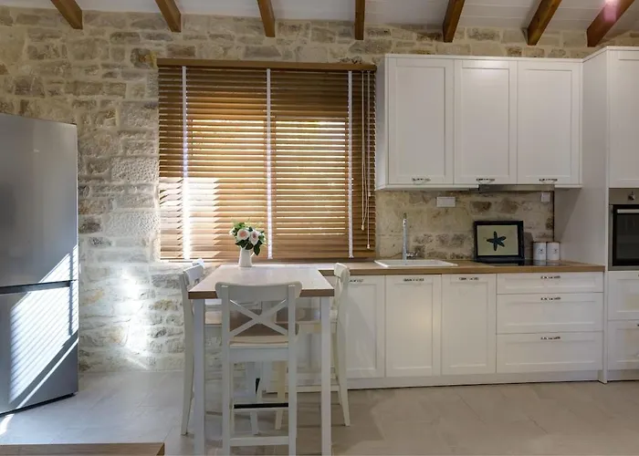 Luxury Gem Overlooking The Church, 150m From