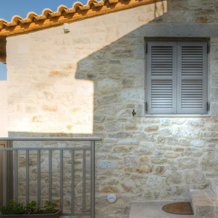 Apartment Luxury Gem Overlooking The Church, 150m From