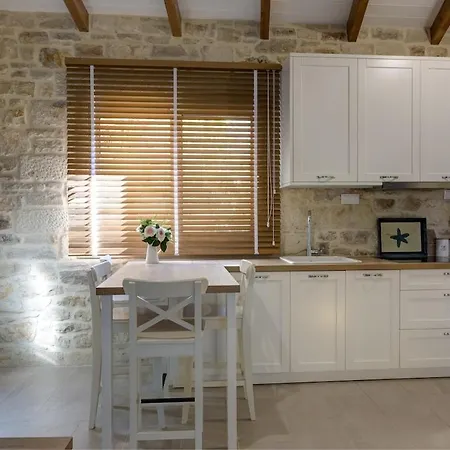 Luxury Gem Overlooking The Church, 150m From