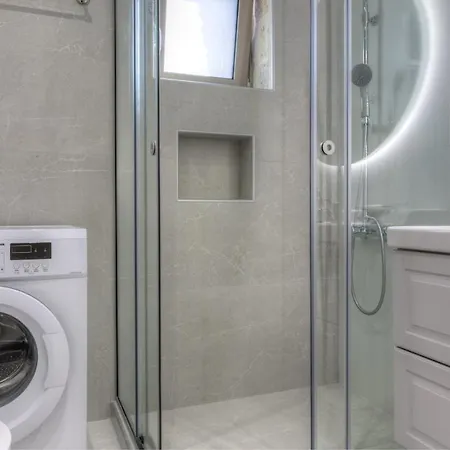 Apartment Luxury Gem Overlooking The Church, 150m From