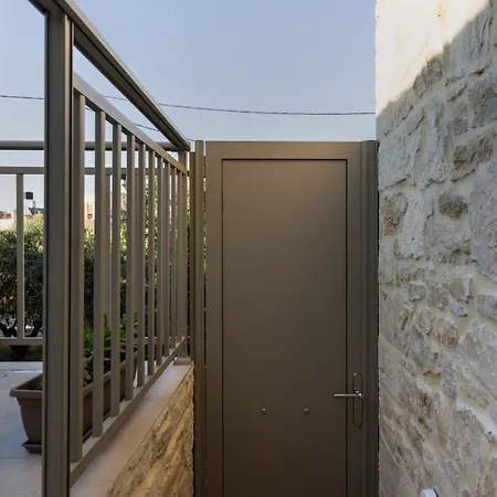 Apartment Luxury Gem Overlooking The Church, 150m From