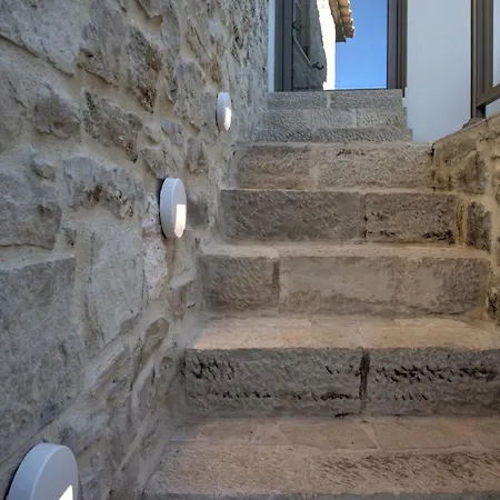 Luxury Gem Overlooking The Church, 150m From